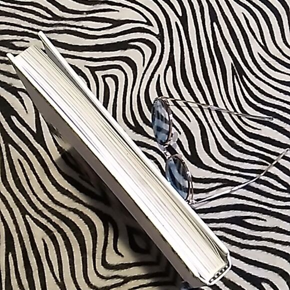 EARTH a visitor's guide to the human race hardcover coffeetable book - Picture 9 of 10